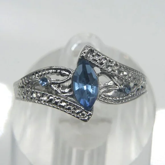 Silver ring with Sapphire blue. - Picture 2 of 3